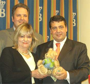 Umweltminister Sigmar Gabriel erh&auml;lt Klimaschutzb&auml;r 